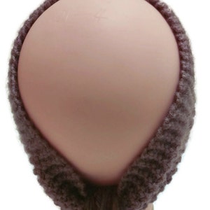 K&ouml;nnte beinhalten: Ein braunes Strick Stirnband mit einem strukturierten Muster. Das Stirnband wird auf einem Mannequin-Kopf gezeigt.