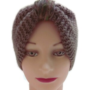 K&ouml;nnte beinhalten: Ein braunes Strick Stirnband mit einem mehrfarbigen Garn Detail. Das Stirnband wird auf einem Mannequin Kopf getragen.