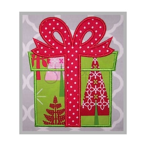 Puede incluir: Un diseño festivo de caja de regalo navideña con un gran lazo rojo con lunares blancos. La caja de regalo es verde con un borde verde y contiene diseños de árboles de Navidad. El fondo es gris claro con un patrón blanco.