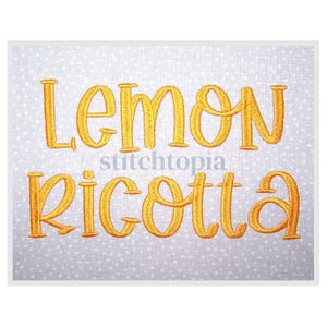 Pode incluir: Texto bordado sobre um fundo branco pontilhado. As palavras "Lemon Ricotta" são costuradas em amarelo brilhante. A palavra "stitchtopia" está escrita em uma fonte menor, cinza claro, entre as duas palavras.