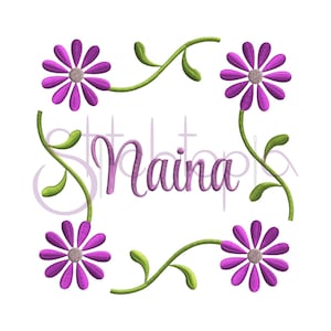 Può includere: Un ricamo floreale viola con il nome "Naina" al centro. Il disegno presenta quattro fiori stilizzati con foglie e viti verdi.
