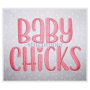 Może przedstawiać: Różowy haft na białym tle tkaniny. Projekt zawiera napis "Baby Chicks".