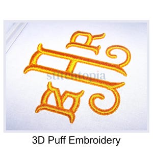Op de afbeelding: Een close-up van 3D puff-borduurwerk in de vorm van de letters "B.J." in een heldere oranje kleur op een witte achtergrond. De tekst "3D Puff Embroidery" staat onder de letters.