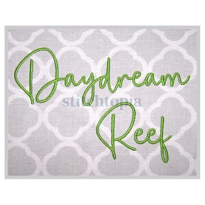 Puede incluir: Texto bordado en verde sobre un fondo blanco que dice "Daydream Reef".