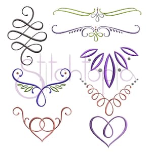 Pode incluir: Um conjunto de oito desenhos de bordado com vários floreios decorativos, redemoinhos e corações. Os desenhos são em tons de roxo, verde, marrom e cinza.