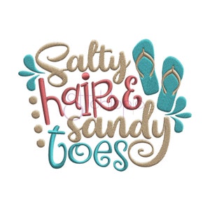 Può includere: Un ricamo beige e turchese con il testo "Salty Hair & Sandy Toes" e due infradito turchesi.