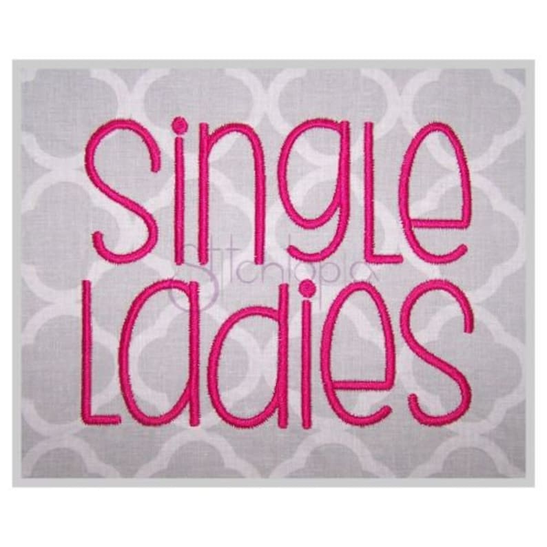 K&ouml;nnte beinhalten: Stickerei mit dem Text "single ladies" in pinkfarbenem Garn auf grauem Hintergrund.