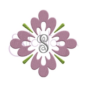 Peut inclure: Un motif floral rose avec une lettre "S" argentée au centre. La fleur a huit pétales et des feuilles vertes.