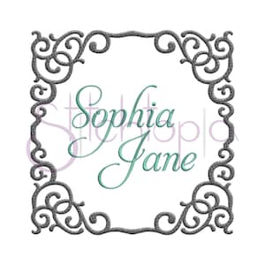 Può includere: Una cornice decorativa grigia ornata con un motivo a rotolo. Il testo "Sophia Jane" è scritto in un carattere corsivo all'interno della cornice.