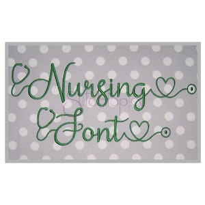 Może przedstawiać: Zielony haft z napisem "Nursing Font" z estetoskopem i symbolami serca.