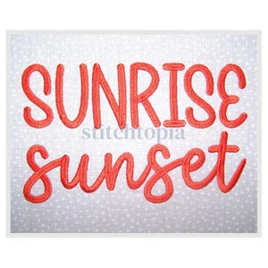 Könnte beinhalten: Gestickter Text in leuchtendem Orange auf weißem Hintergrund mit kleinen weißen Punkten. Der Text lautet "SUNRISE sunset". Das Wort "stitchtopia" steht in kleinerer Schrift zwischen den Wörtern.