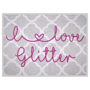 Könnte beinhalten: Stickerei auf einem grauen Stoffhintergrund. Das Design lautet "I love glitter" mit einem Herzen anstelle des "o" in "love".