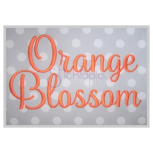 Könnte beinhalten: Stickerei-Design mit der Aufschrift "Orange Blossom" in einer kursiv geschriebenen Schriftart, dargestellt auf einem grauen Hintergrund mit weißen Punkten.