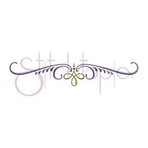 Op de afbeelding: Paarse en groene decoratieve versiering met een centrale knoop en drie rode stippen. Dit ontwerp is perfect om elke project een vleugje elegantie te geven.