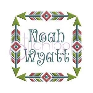 Puede incluir: Diseño bordado con un borde de flechas verdes, rojas y azules. El nombre "Noah Wyatt" está escrito en una fuente azul cursiva dentro del borde.
