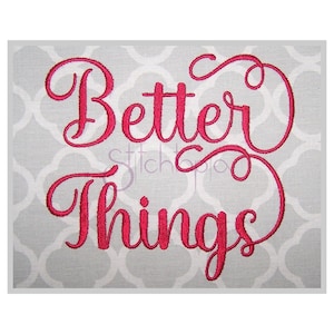 Könnte beinhalten: Stickerei mit dem Text "Better Things" in einer kursiven Schriftart. Der Text ist in einem leuchtenden Pink.