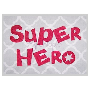 Puede incluir: Diseño bordado sobre un fondo de tela gris. El diseño dice "SUPER HERO" en rojo con una estrella roja.
