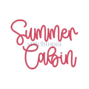 Könnte beinhalten: Ein rotes, gesticktes Design mit dem Schriftzug "Summer Cabin" auf weißem Hintergrund. Der Text ist in einem verspielten, handschriftlichen Stil gehalten, ideal für sommerliche Bastelarbeiten und Dekorationen.