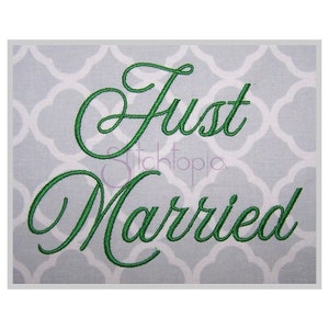以下が含まれることがあります： 白い背景に緑色の刺繍で「Just Married」と書かれています。