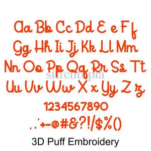 Op de afbeelding: Een 3D-puff-borduurlettertype met hoofdletters, kleine letters, cijfers en leestekens. Het lettertype is in een vet, afgerond stijl. De tekst "3D Puff Embroidery" staat onderaan de afbeelding.