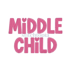 Könnte beinhalten: Rosa gestickter Text auf weißem Hintergrund: "MIDDLE CHILD" mit einem Herz über dem Buchstaben "i" in beiden Wörtern. Das Wort "stitchtopia" steht kleiner zwischen den beiden Wörtern.