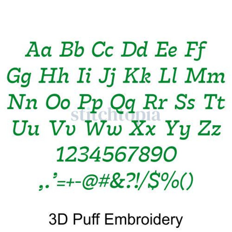 Puede incluir: Alfabeto de fuente de bordado en relieve 3D de color verde con letras may&uacute;sculas, letras min&uacute;sculas, n&uacute;meros del 0 al 9 y signos de puntuaci&oacute;n. El texto "3D Puff Embroidery" est&aacute; en la parte inferior de la imagen.