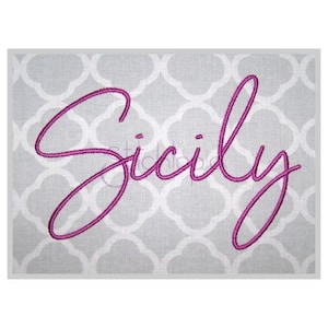 Puede incluir: Diseño bordado de la palabra "Sicilia" en una fuente cursiva, en color rosa brillante, sobre un fondo estampado blanco y gris.