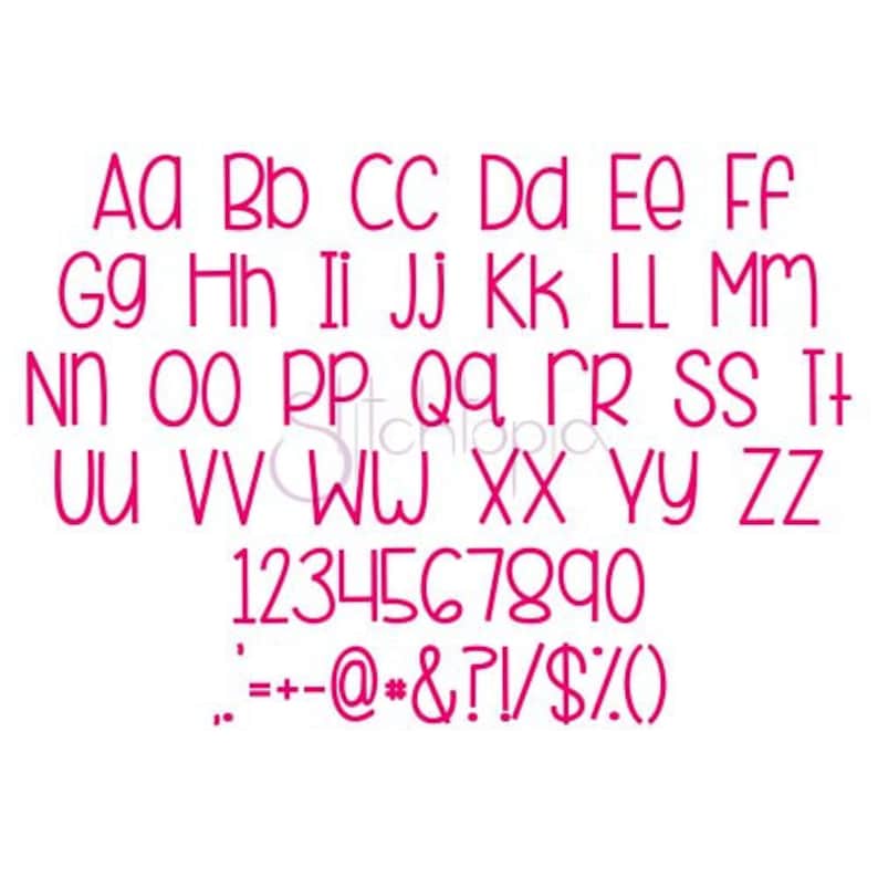 K&ouml;nnte beinhalten: Eine rosa Alphabet- und Zahlen Schriftart mit Gro&szlig;buchstaben, Kleinbuchstaben und den Zahlen 1 bis 0. Die Schriftart enth&auml;lt auch Satzzeichen wie Punkt, Komma, Bindestrich, Pluszeichen, Klammeraffen, kaufm&auml;nnisches Und, Sternchen, Fragezeichen, Ausrufezeichen, Schr&auml;gstrich, Dollarzeichen und Klammern.