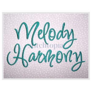 Op de afbeelding: Teal geborduurde tekst "Melody Harmony" op een witte achtergrond met stippen. Het lettertype is cursief en het ontwerp is gecentreerd. Het geheel is omgeven door een witte rand. De stijl is vloeiend.