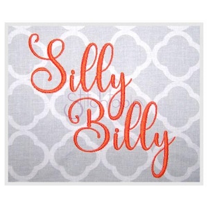 以下が含まれることがあります： 「Silly Billy」というテキストが筆記体で刺繍されたデザイン。テキストはオレンジ色で、白い背景になっています。