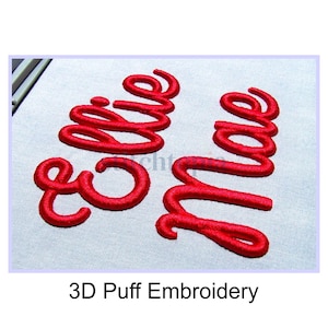 Op de afbeelding: Rode geborduurde tekst met de woorden "elise" en "love" op een lichtgrijze stof. De tekst is in een cursief lettertype met een 3D-effect. De woorden zijn gecentreerd. De onderkant van de afbeelding leest "3D Puff Embroidery".