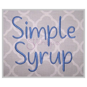 Puede incluir: Diseño bordado de las palabras "Simple Syrup" en hilo azul sobre una tela gris con estampado.