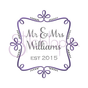 Könnte beinhalten: Lila und silbernes Hochzeitsmonogramm mit einem dekorativen Rahmen und dem Text "Mr & Mrs Williams EST 2015".