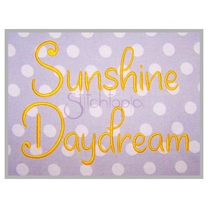 Pode incluir: Um fundo roxo com bolinhas brancas apresenta o texto "Sunshine Daydream" em letras amarelas cursivas.