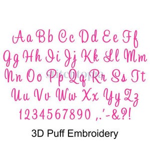 Op de afbeelding: Een roze alfabet- en cijferset voor 3D-puffborduurwerk. Het lettertype omvat hoofdletters, kleine letters, de cijfers 1-9 en 0, en leestekens waaronder een punt, komma, apostrof, koppelteken, ampersand, vraagteken en uitroepteken.