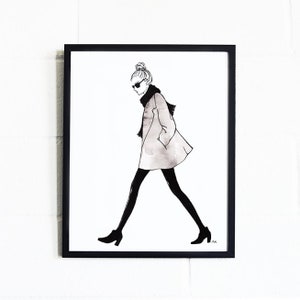 Pu&ograve; includere: Illustrazione in bianco e nero di una donna che indossa un lungo cappotto, occhiali da sole e una sciarpa. Sta camminando con i capelli raccolti in uno chignon.