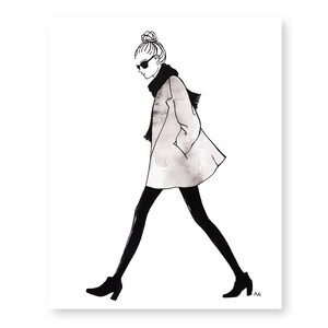 Pu&ograve; includere: Un'illustrazione in bianco e nero di una donna che indossa un lungo cappotto, occhiali da sole e una sciarpa. Sta camminando con la gamba sinistra in avanti e la destra indietro.