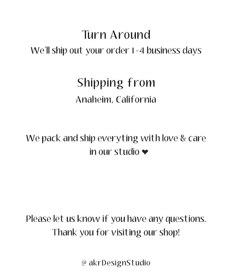 Pu&ograve; includere: Testo che recita "Turn Around" e "We'll ship out your order 1-4 business days". Sotto, si legge "Shipping from Anaheim, California". Il testo continua con "We pack and ship everything with love & care in our studio." Il testo finale recita "Please let us know if you have any questions. Thank you for visiting our shop! @akrDesignStudio".