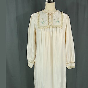 Vintage Barbizon bloemen geborduurde kanten rand ivoor satijn oma peignoir nachtjapon M jaren 1970