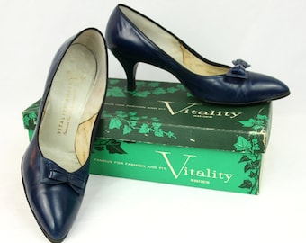 Vintage Vitality Maywood Leather Pumps Heels with Bow Detail and Box Size 9 Blue Teal 1960s MCM