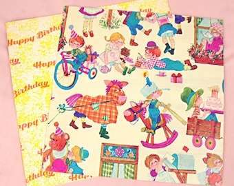 Puede incluir: Un papel de regalo colorido con un patrón repetitivo de niños jugando con juguetes. El papel presenta un caballo de balancín, un caballo de juguete, un oso de peluche, un carro de juguete, un triciclo y un espectáculo de marionetas. El papel es amarillo con un patrón repetitivo del texto "Feliz cumpleaños".