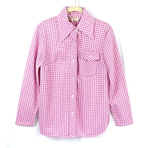 Könnte beinhalten: Ein langärmliges, geknöpftes Hemd in rosa und weißem Gingham mit einem spitzen Kragen.