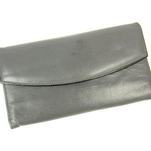 Cartera tipo sobre vintage de piel de vaca para mujer de Princess Gardner, color gris, con chequera y calculadora.