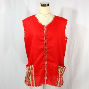 Puede incluir: Un chaleco rojo sin mangas con cierre de cremallera y dos bolsillos. El chaleco tiene un ribete de estampado floral alrededor del cuello, la cremallera y los bolsillos.