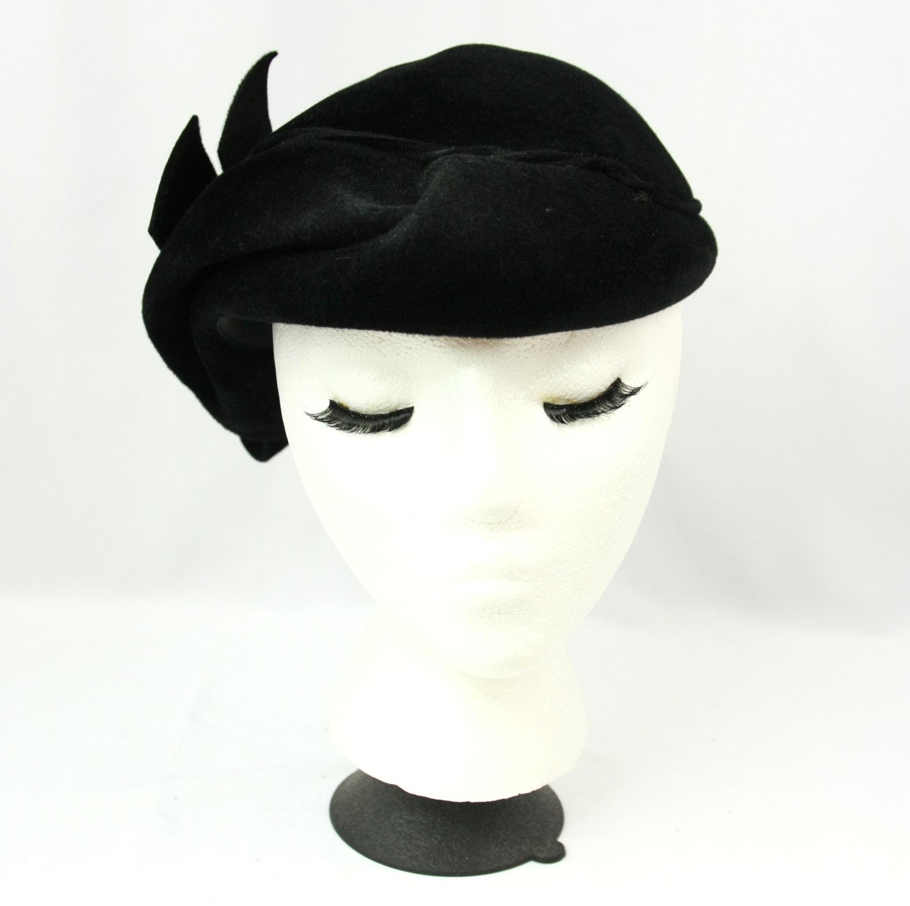 Vintage Peachbloom Velour Hat Womens Pillbox‎ Black Het Veil Bow 1960s Cocktail 50s/60s Pillbox Veil Hat in Black Velvet – Better Dresses  main image 4