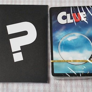 Juego de cartas Clue, juego completo aún sellado - Cartas de armas de la sala de sospechosos, sobre confidencial - Piezas del juego de mesa Clue - Manualidades para juegos de mesa