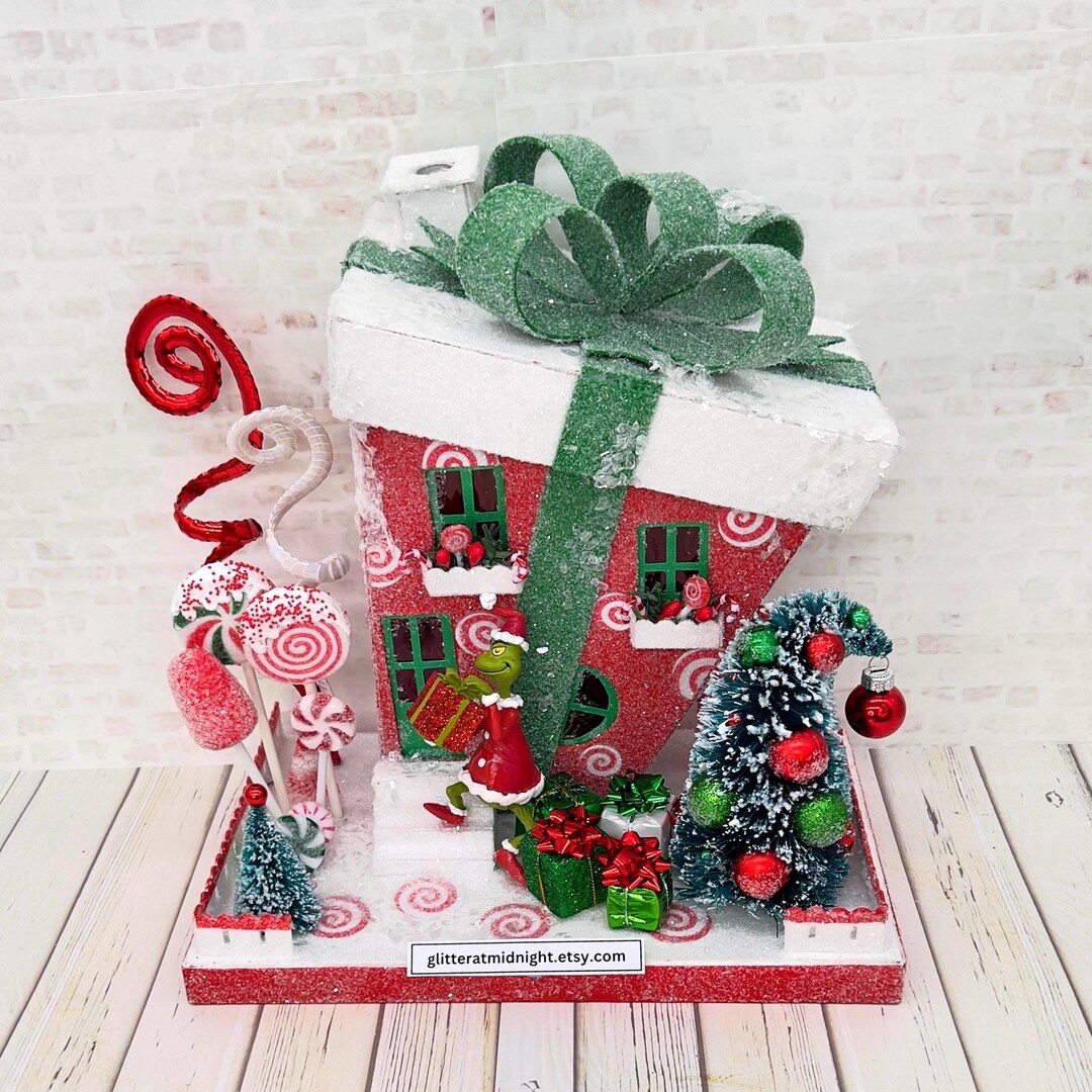 SANTA IN RED & WHITE GLITTER HOUSE main image 1