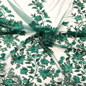 Puede incluir: Tela de encaje floral verde con flores 3D y detalles de perlas. La tela tiene una textura delicada y transparente, ideal para a&ntilde;adir un toque de elegancia a cualquier proyecto.