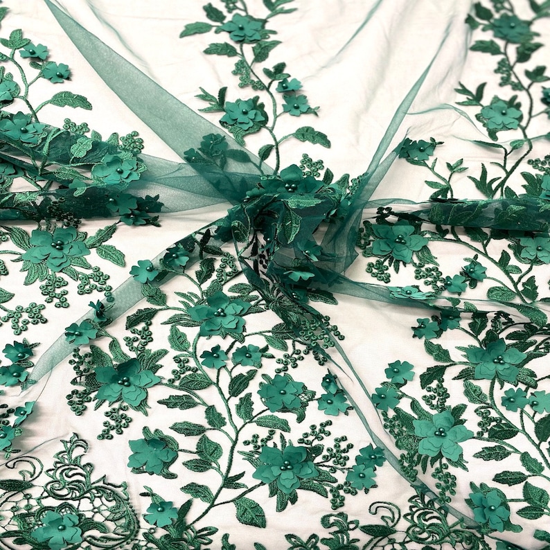 Puede incluir: Tela de encaje floral verde con flores 3D y detalles de perlas. La tela tiene una textura delicada y transparente, ideal para a&ntilde;adir un toque de elegancia a cualquier proyecto.