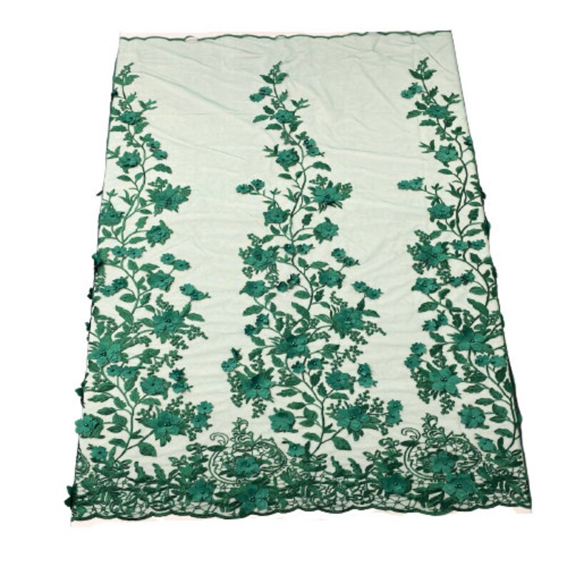 Puede incluir: Tela de encaje floral verde esmeralda con flores y hojas en 3D. El encaje tiene un fondo de malla delicado.